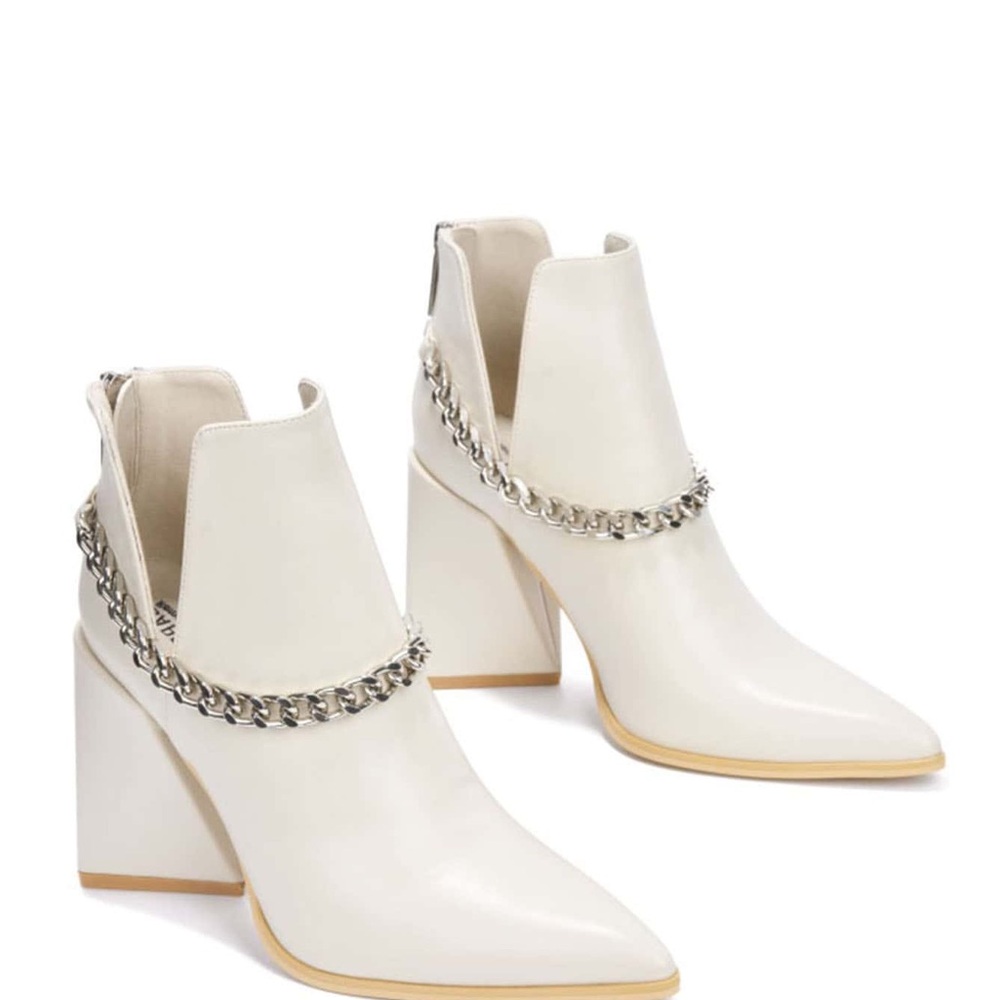 Chic White Ankle Boots with Silver Chain